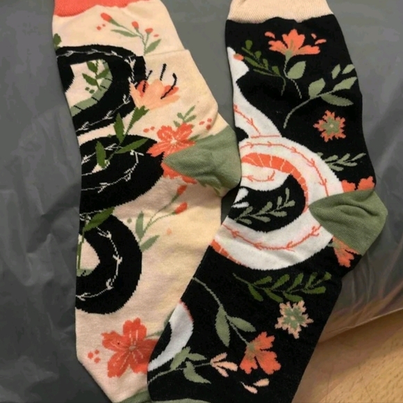 Multicolored mismatched Asian style snake and flowers womens socks - Picture 3 of 4